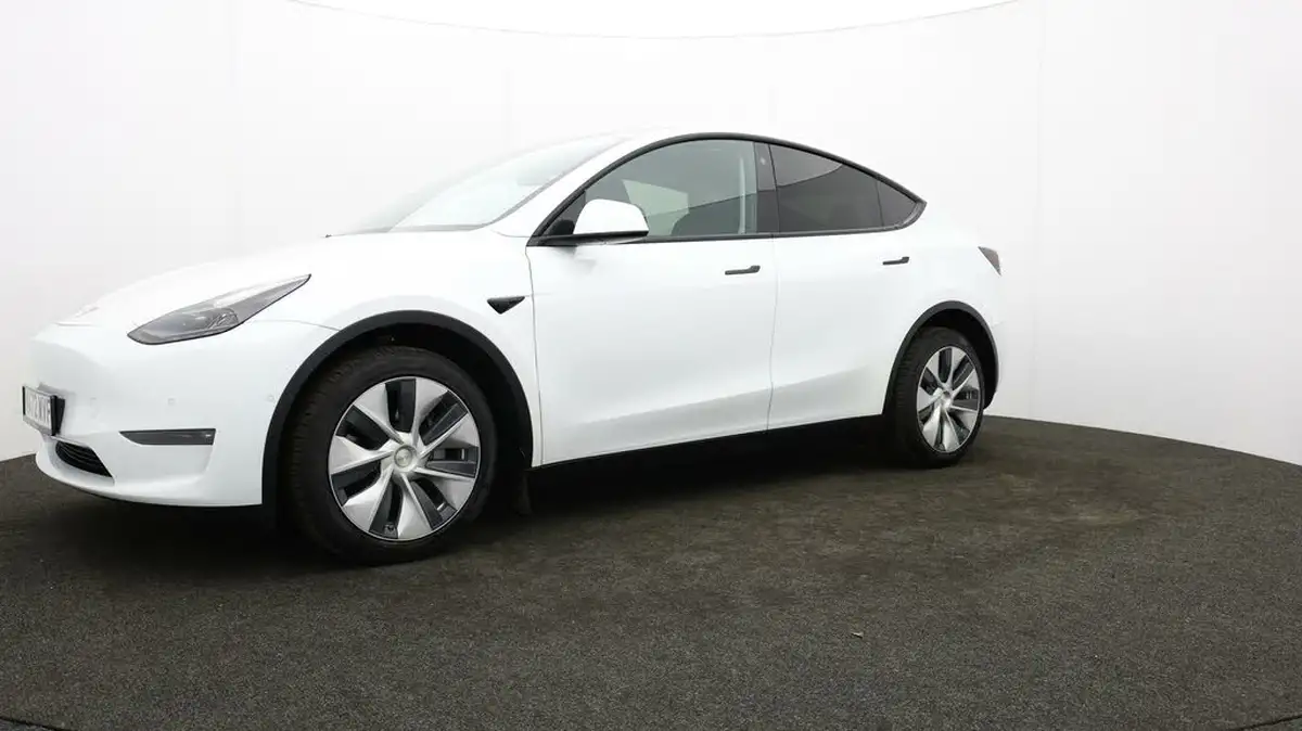 2022-tesla-model-y-e-long-range-big-55