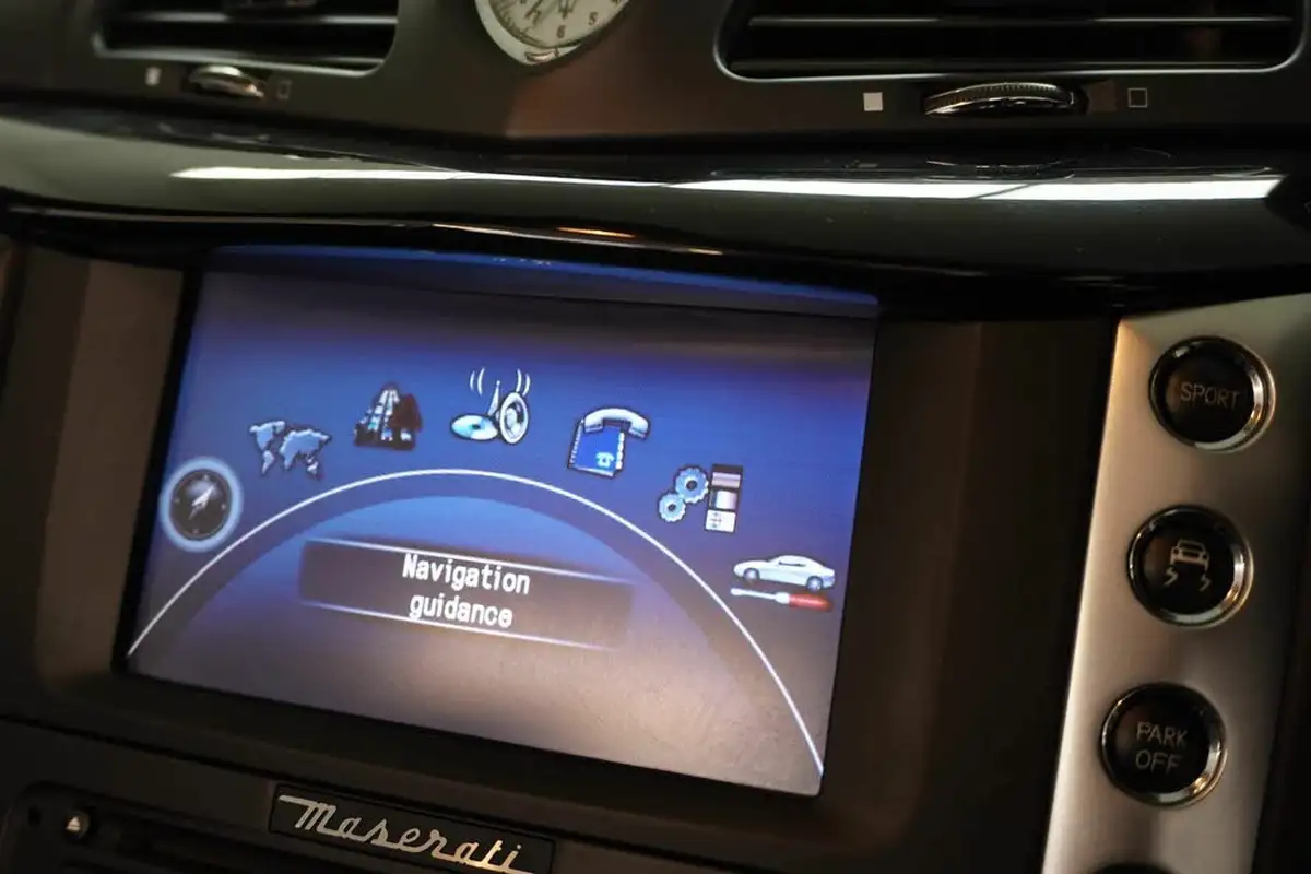 2010-maserati-grancabrio-47-big-30