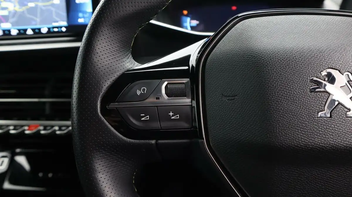 2023-peugeot-2008-suv-e-gt-136bhp-50kwh-station-wagon-big-26