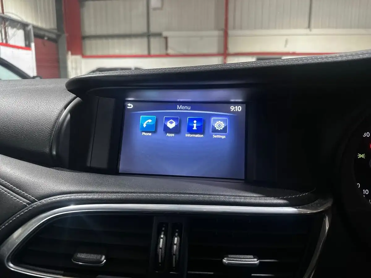 2017-infiniti-q30-15d-se-big-10