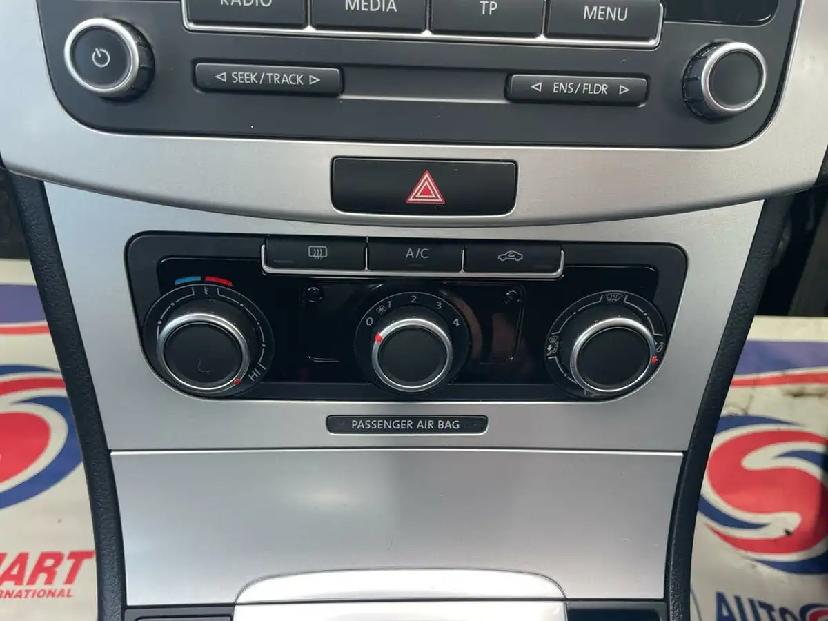 2014-volkswagen-passat-16td-ss-saloon-4d-big-21