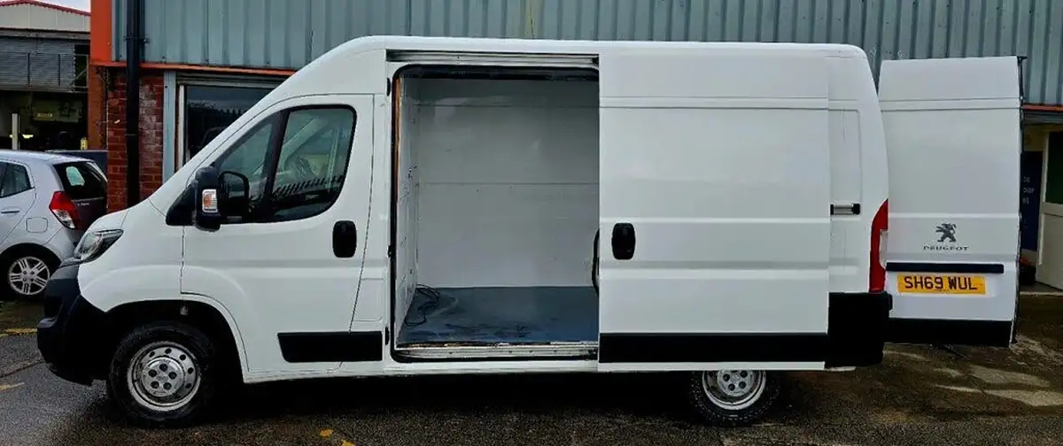 2019-peugeot-boxer-20-bluehdi-professional-335-l2h2-big-10