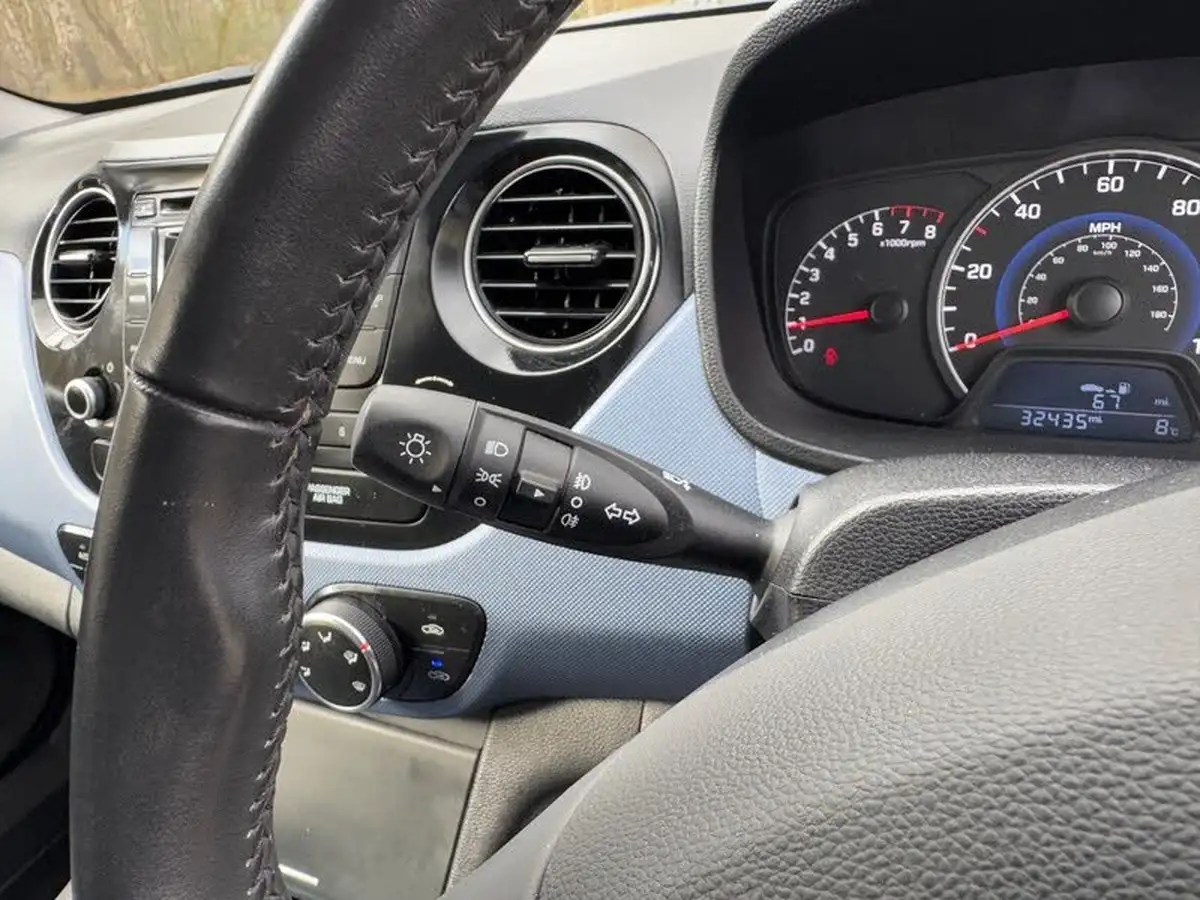2014-hyundai-i10-10-premium-big-30