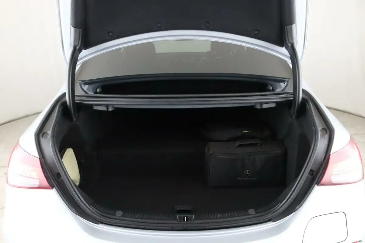 2020-mercedes-benz-e-class-20d-e300de-amg-line-edition-eq-power-saloon-4d-big-13