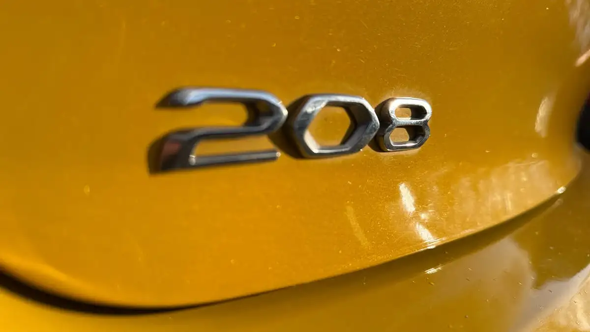 2023-peugeot-208-12-puretech-active-premium-100ps-eat8-big-26