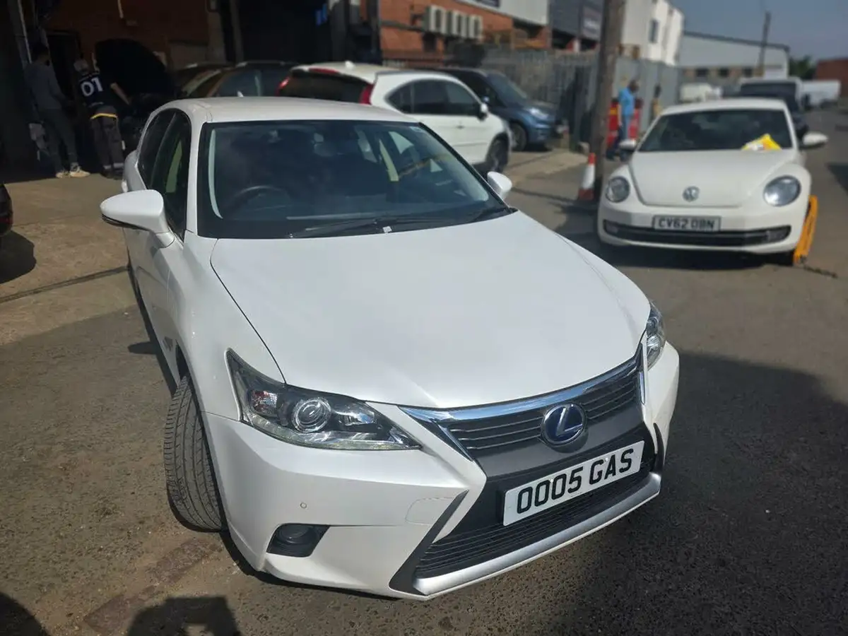 2015-lexus-ct-200h-18-advance-cvt-big-10