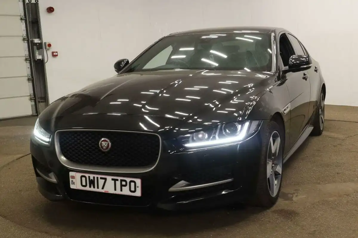 2017-jaguar-xe-20d-r-sport-240ps-awd-ss-1998cc-auto-big-9