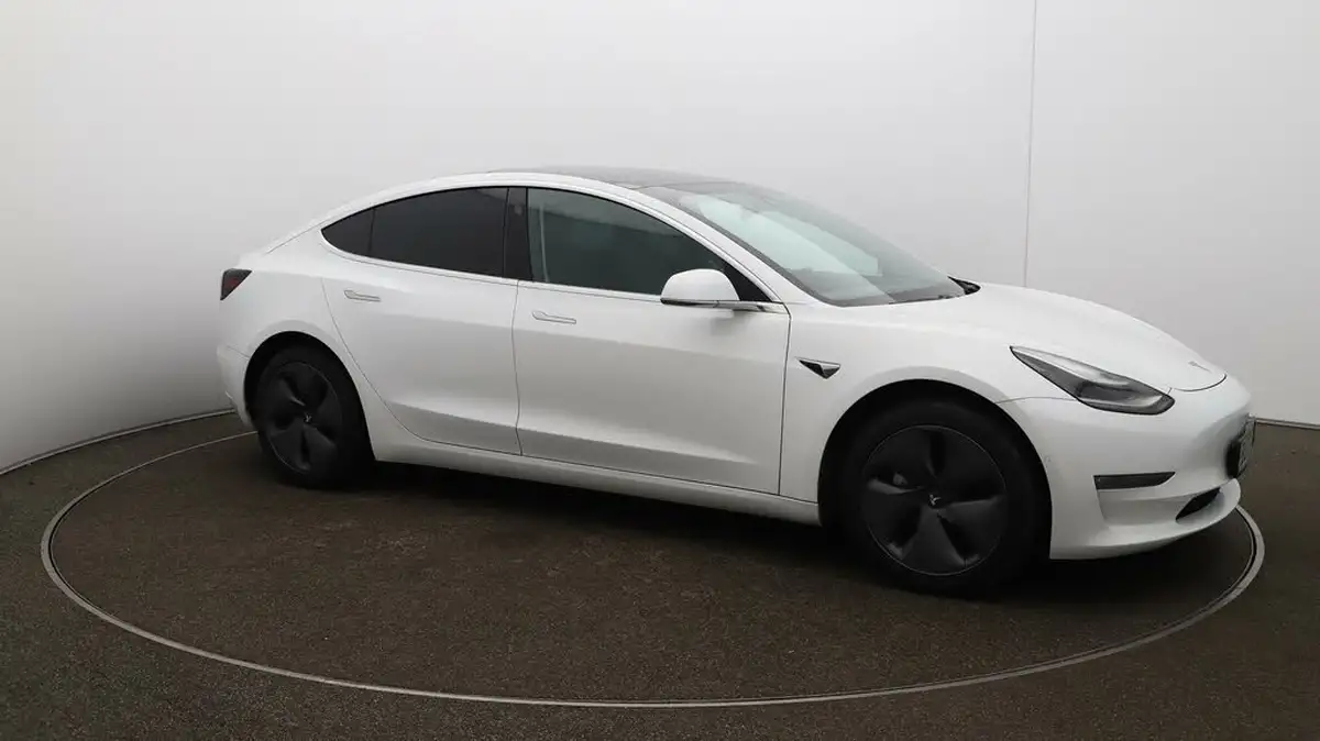 2020-tesla-model-3-e-long-range-big-35