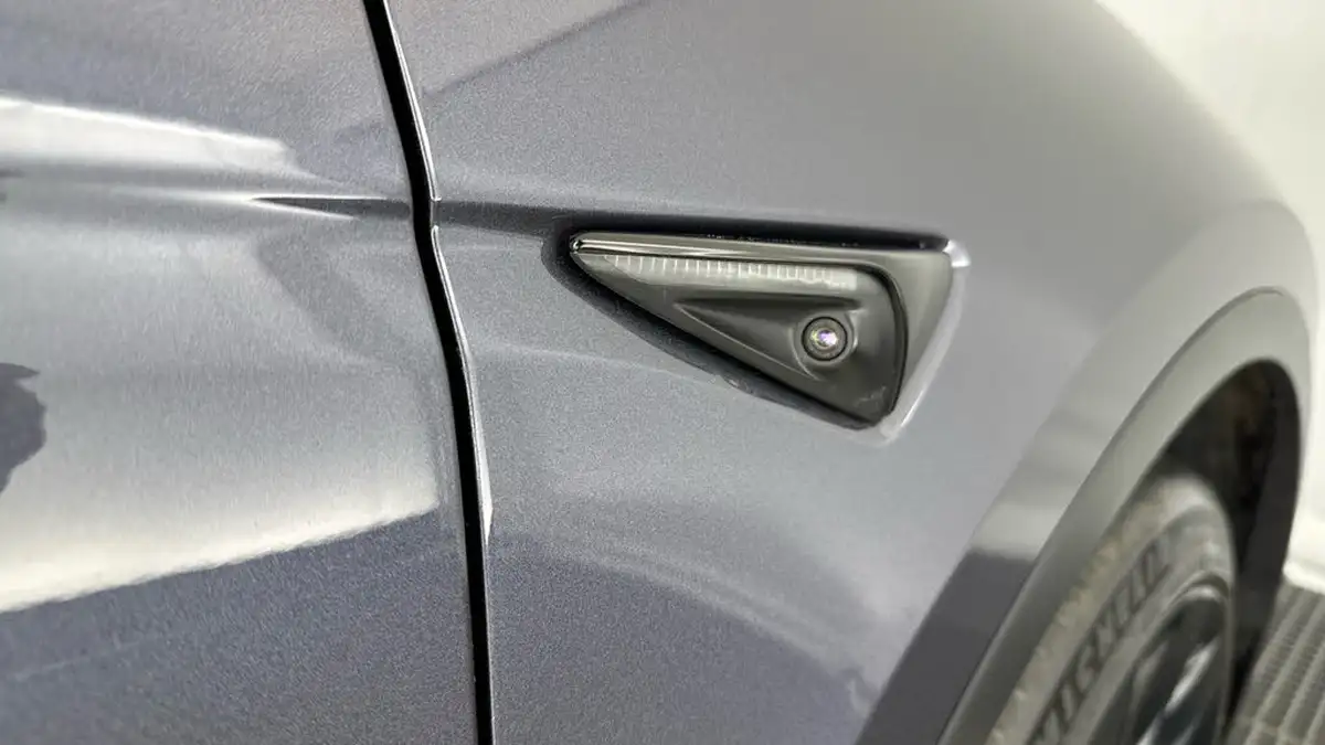 2022-tesla-model-y-e-long-range-big-27