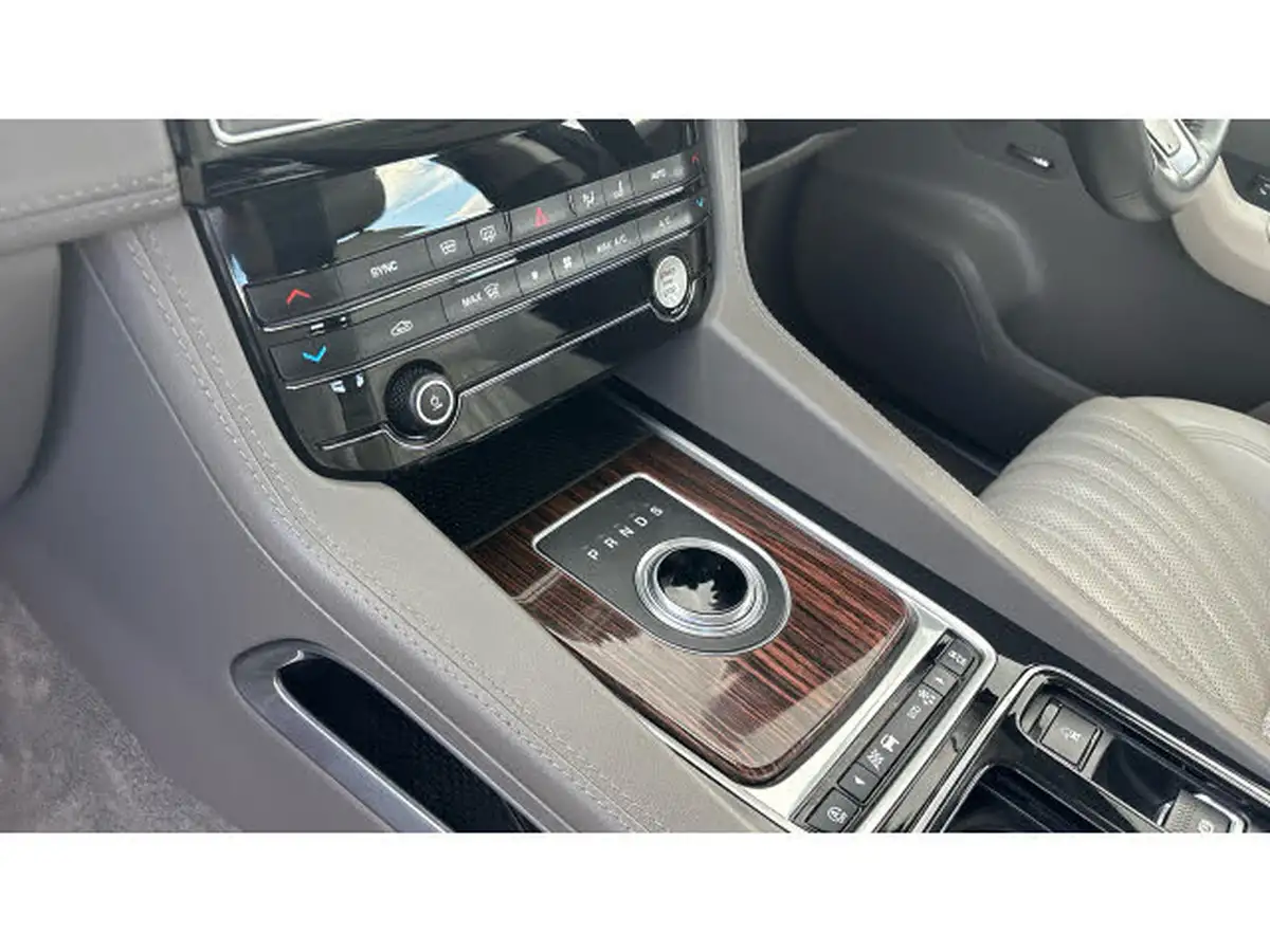2017-jaguar-f-pace-20-i4d-portfolio-240ps-awd-ss-auto-big-12