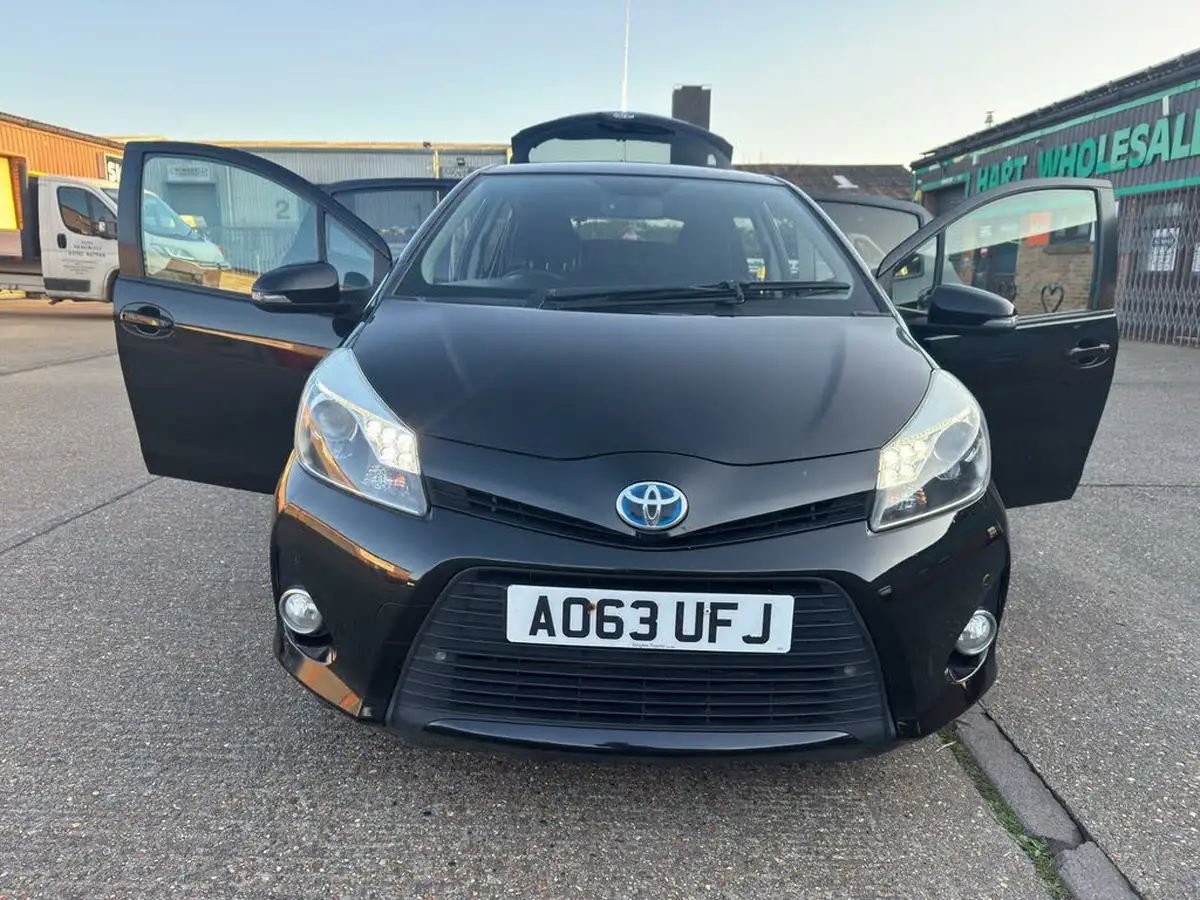 2014-toyota-yaris-15-vvt-i-icon-hybrid-big-67