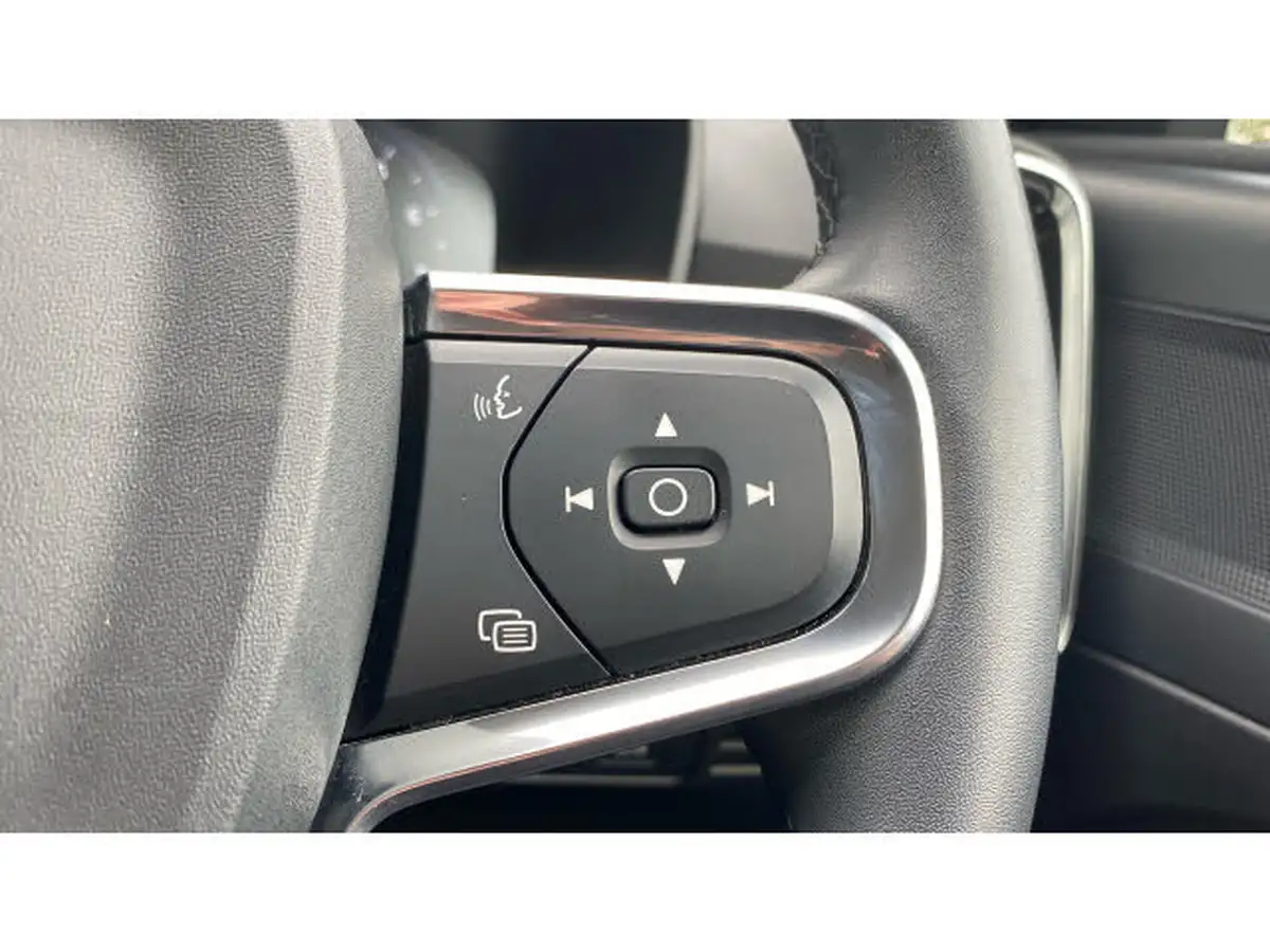 2022-volvo-xc40-15-t3-momentum-auto-big-18