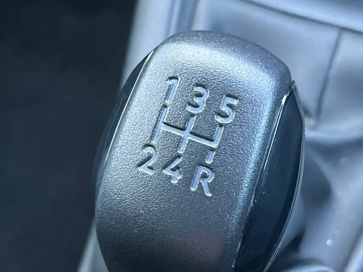 2018-peugeot-208-12-puretech-black-edition-big-21