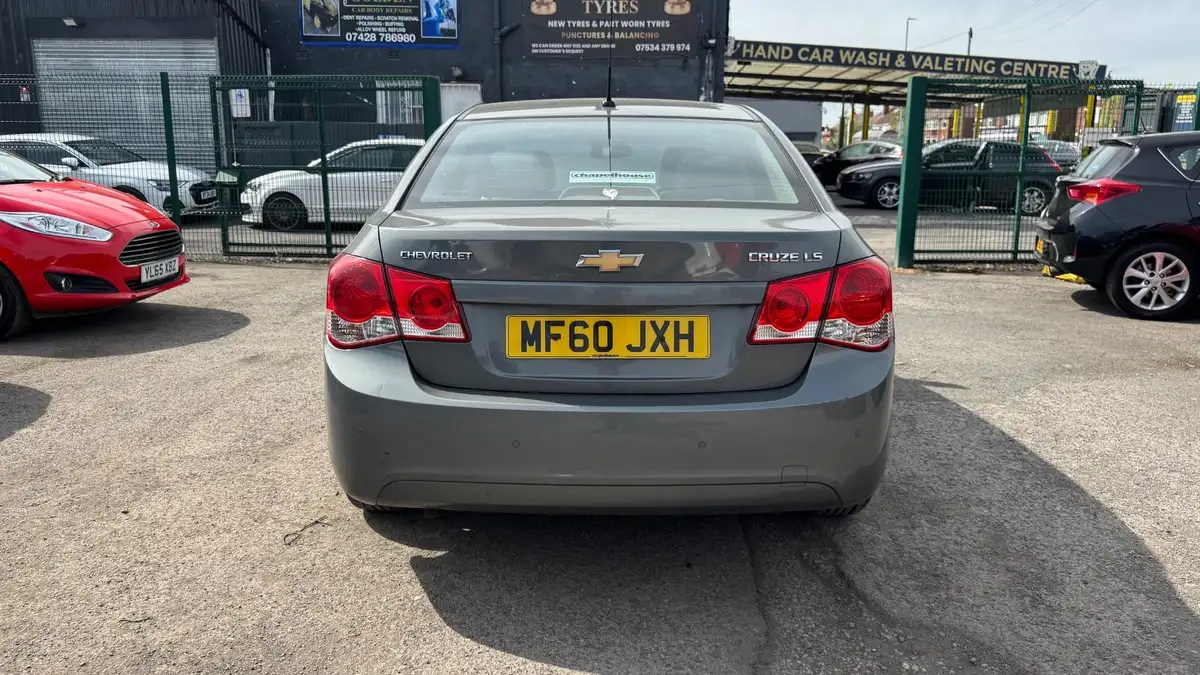 2010-chevrolet-cruze-16-ls-big-3