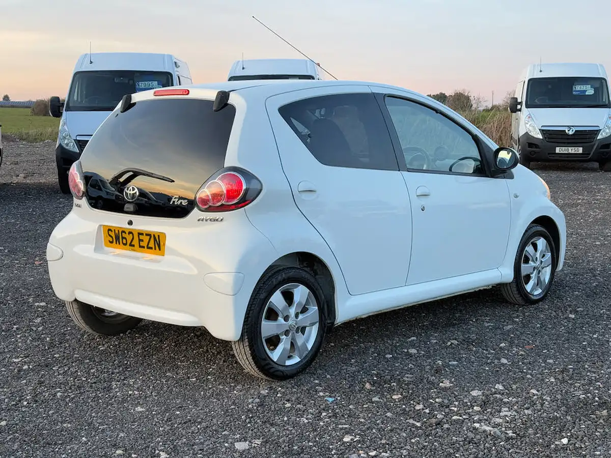 2012-toyota-aygo-10-aygo-fire-5d-big-6