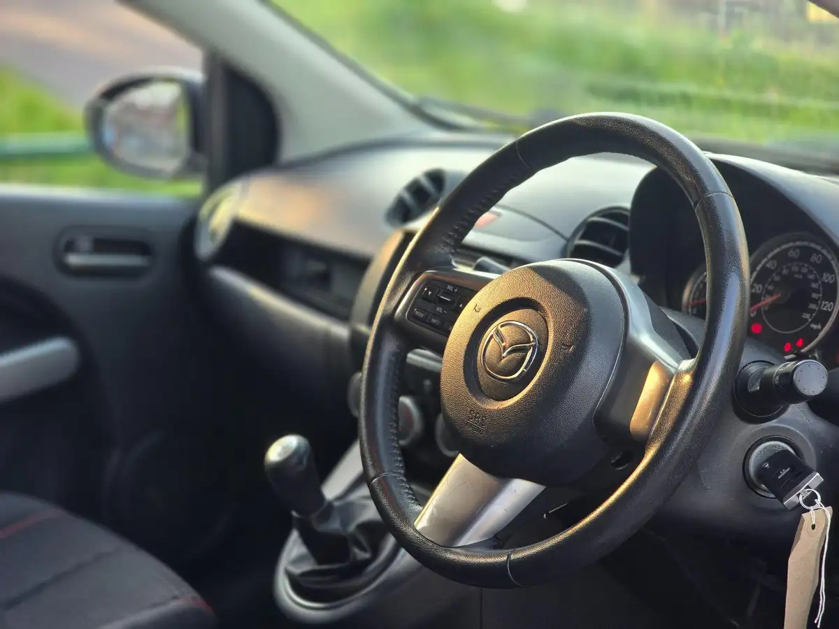 2012-mazda-mazda2-13-venture-big-35