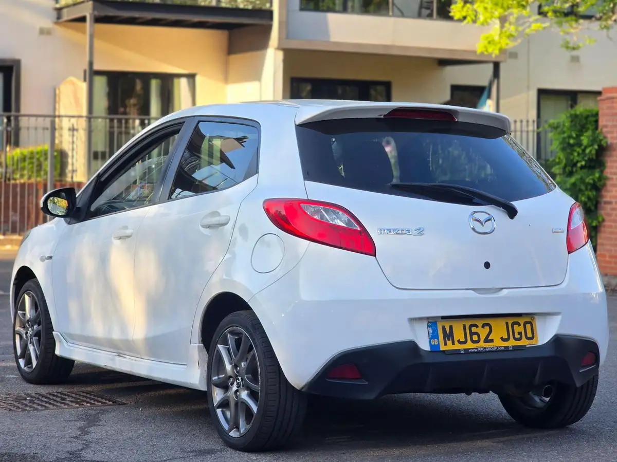 2012-mazda-mazda2-13-venture-big-11