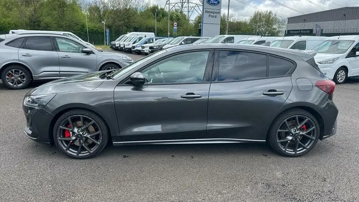 2023-ford-focus-23t-st-hatchback-big-12