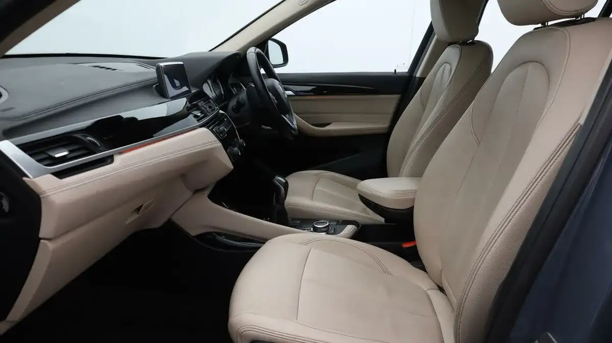 2021-bmw-x1-15-sdrive18i-xline-big-14