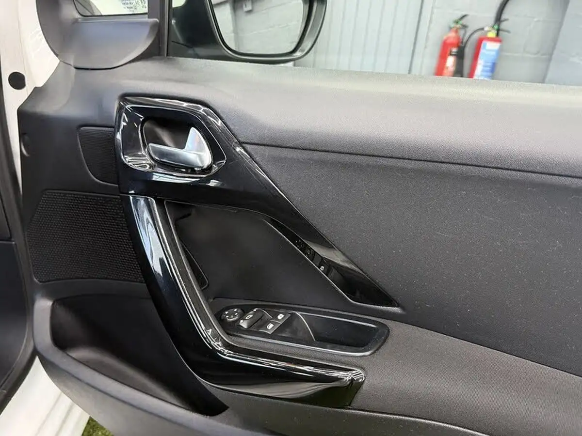 2015-peugeot-208-10-puretech-access-ac-3d-big-23