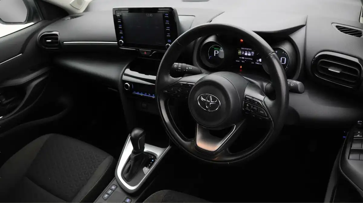 2024-toyota-yaris-cross-15-vvt-i-icon-big-8