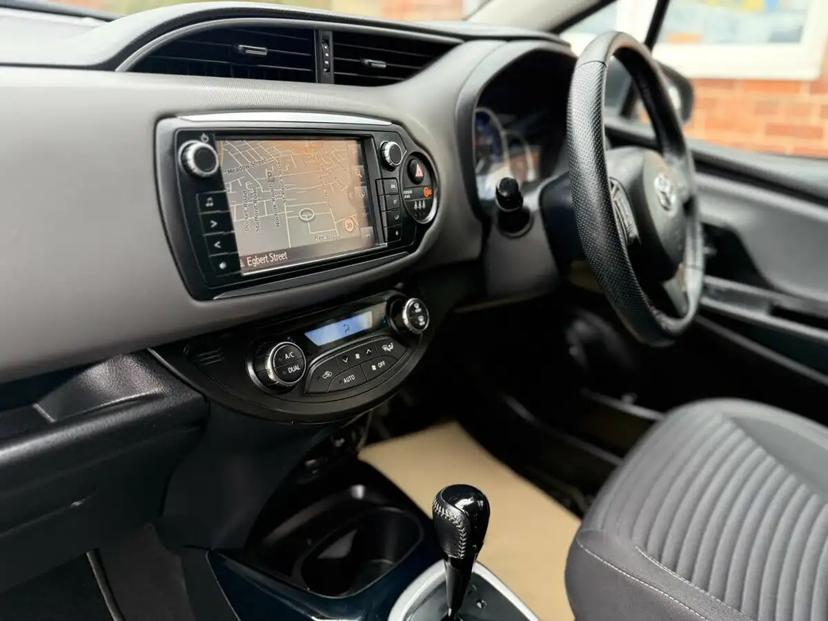 2016-toyota-yaris-15-vvt-i-design-bi-tone-hybrid-big-27