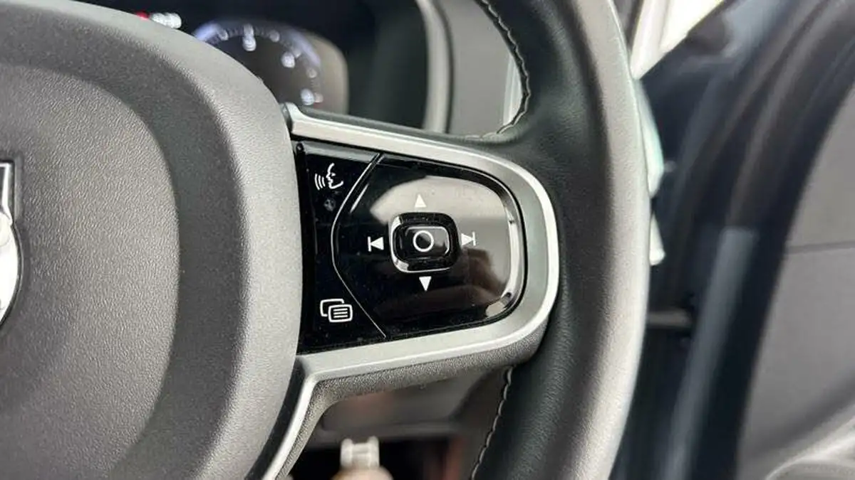 2021-volvo-xc90-20td-b5-r-design-big-22