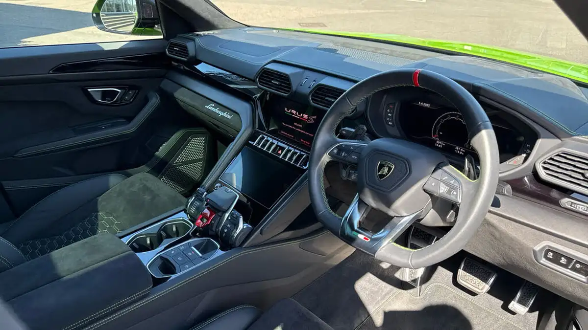 2023-lamborghini-urus-40-no-trim-big-12