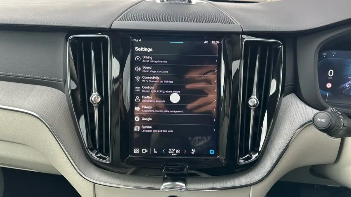 2025-volvo-xc60-20-t8-ultra-dark-big-20