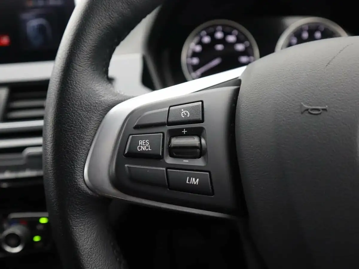 2021-bmw-x1-15-sdrive18i-xline-big-25