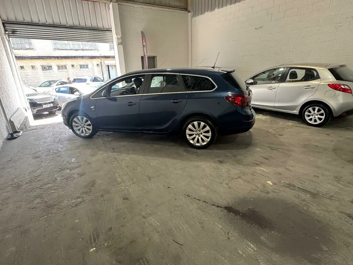 2011-vauxhall-astra-16-se-16v-vvt-115ps-estate-big-3