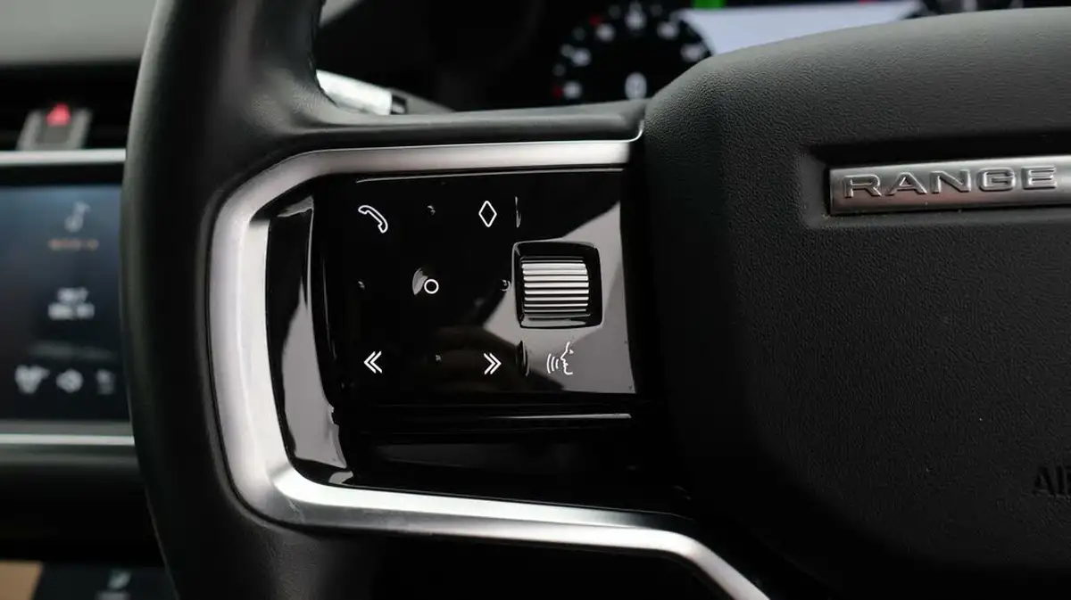 2021-land-rover-range-rover-evoque-15-p300e-se-big-24
