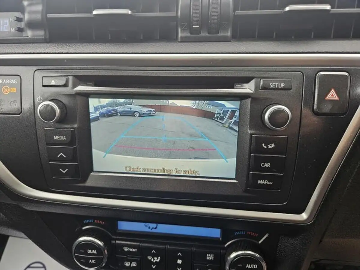 2015-toyota-auris-18-vvt-i-hsd-excel-hatchback-e-cvt-big-19
