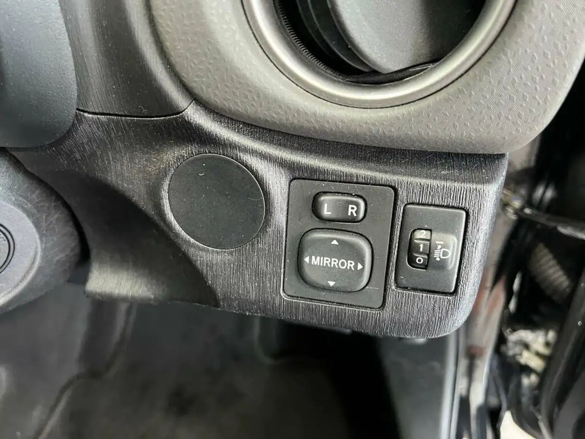 2014-toyota-yaris-133-icon-m-drive-s-big-27