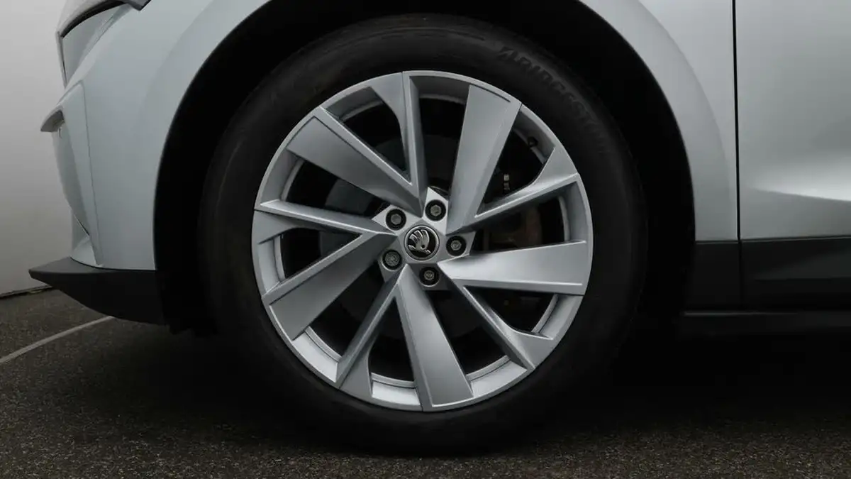2021-skoda-enyaq-e-80-loft-82-kwh-big-18