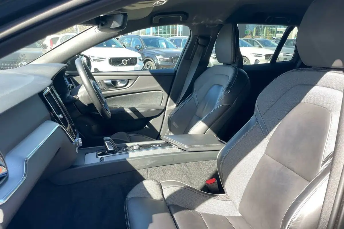 2021-volvo-v60-20-b4-r-design-big-26