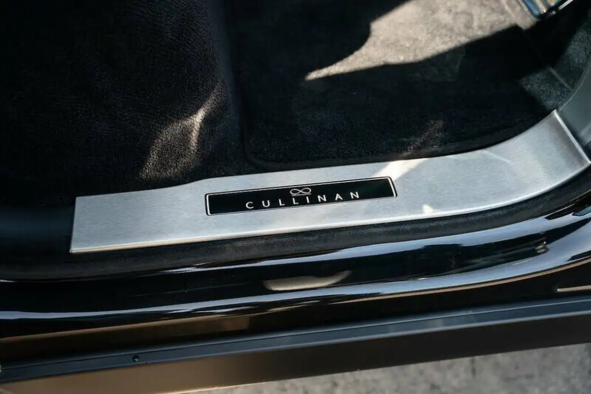 2023-rolls-royce-cullinan-675-black-badge-big-36