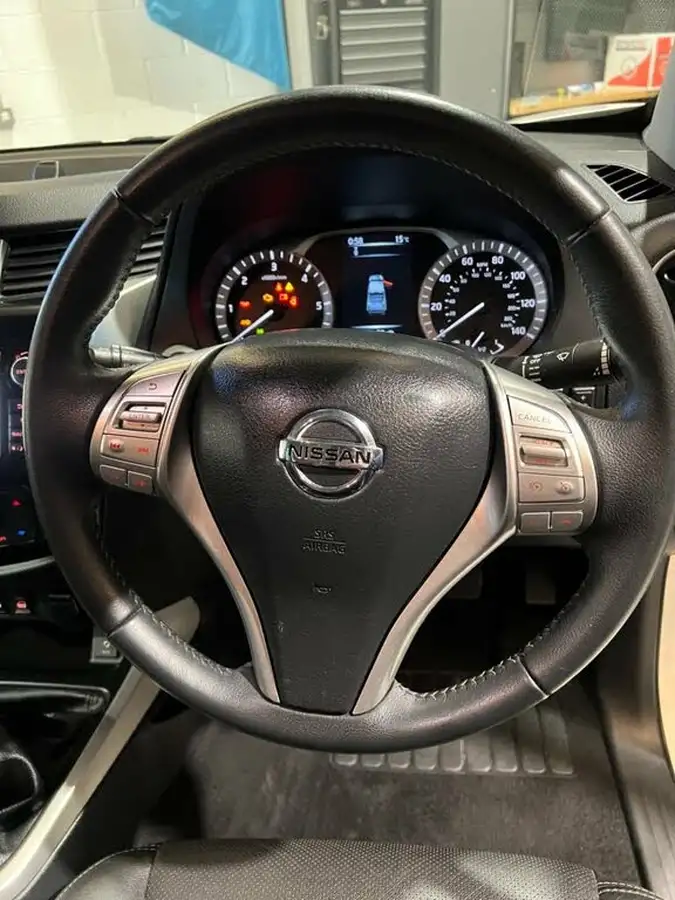 2017-nissan-navara-23dci-tekna-big-16