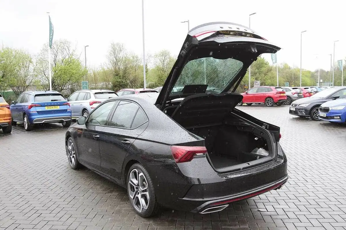 2022-skoda-octavia-20-tsi-vrs-hatchback-dsg-big-11