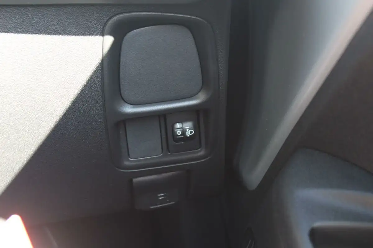 2016-citroen-c1-12-puretech-feel-81ps-5d-big-25