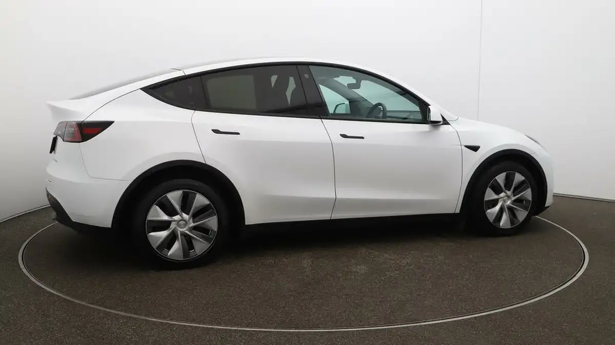 2022-tesla-model-y-e-long-range-big-44