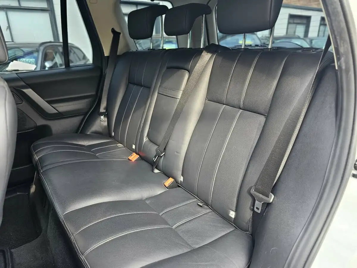 2011-land-rover-freelander-2-32-4x4-big-21