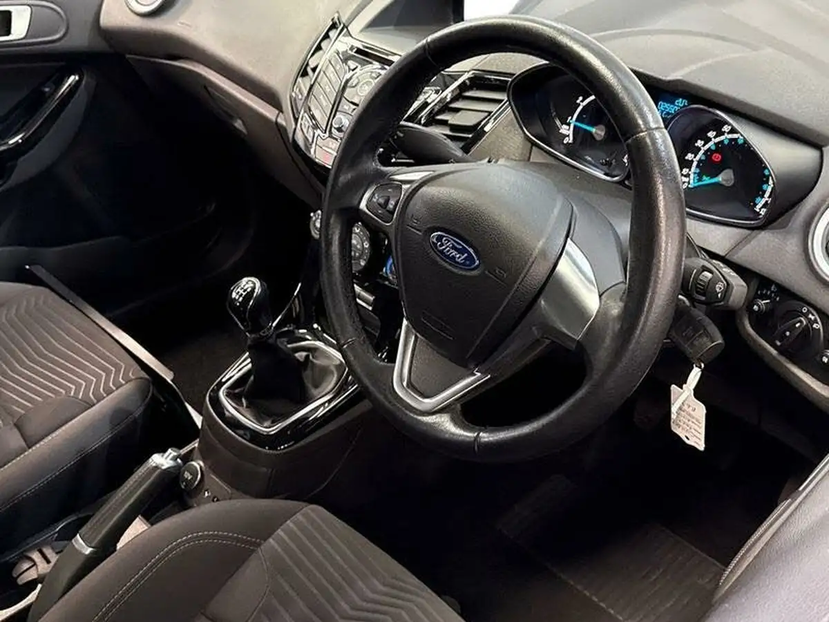 2016-ford-fiesta-10t-zetec-100ps-ecoboost-ss-5d-big-2