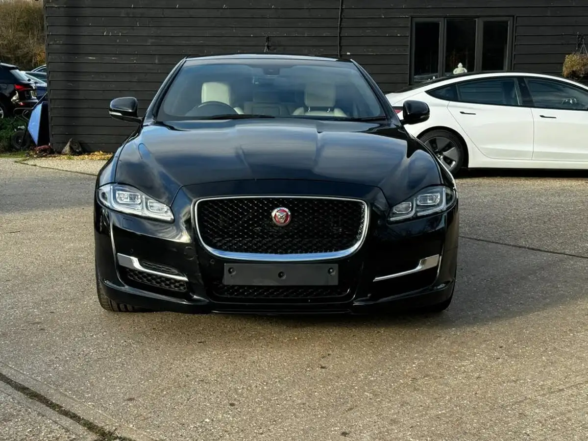 2015-jaguar-xj-series-30td-xj-r-sport-big-15
