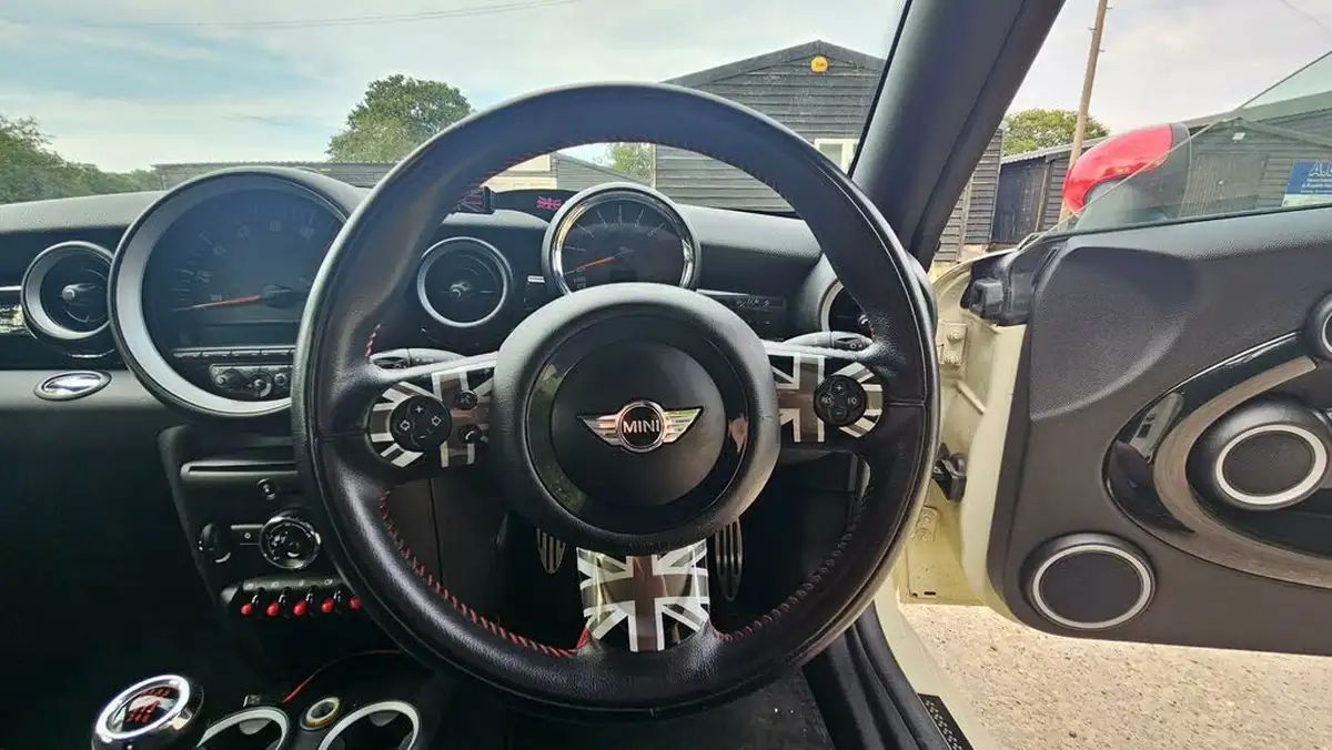 2011-mini-cooper-16-john-cooper-works-211bhp-coupe-3d-big-30