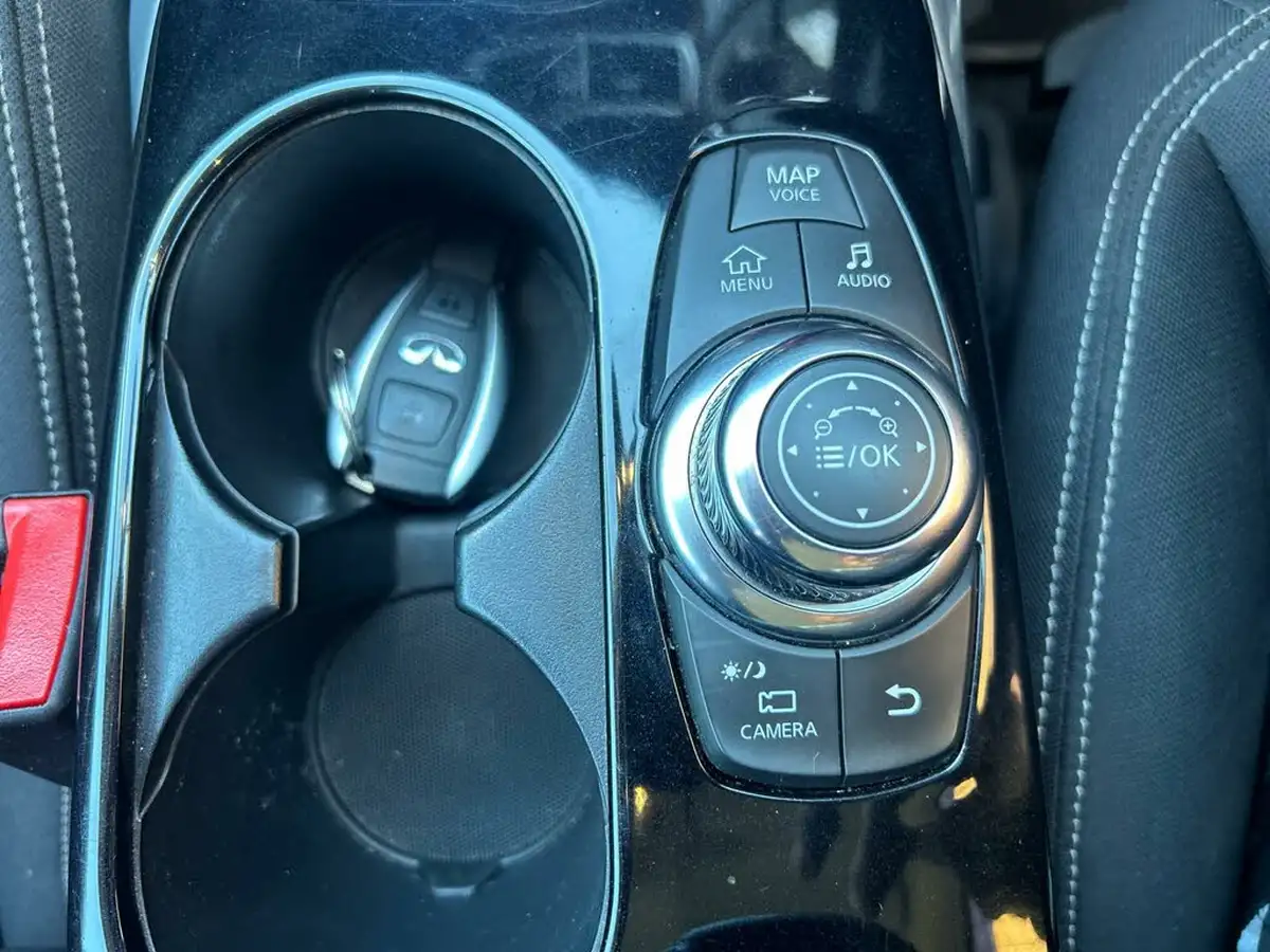 2016-infiniti-q30-22d-premium-awd-big-36