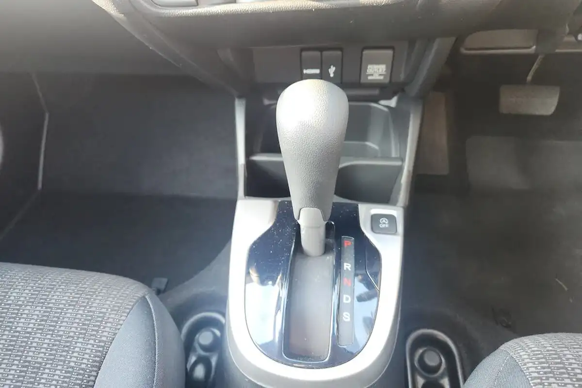 2017-honda-jazz-13-i-vtec-se-navi-cvt-big-17