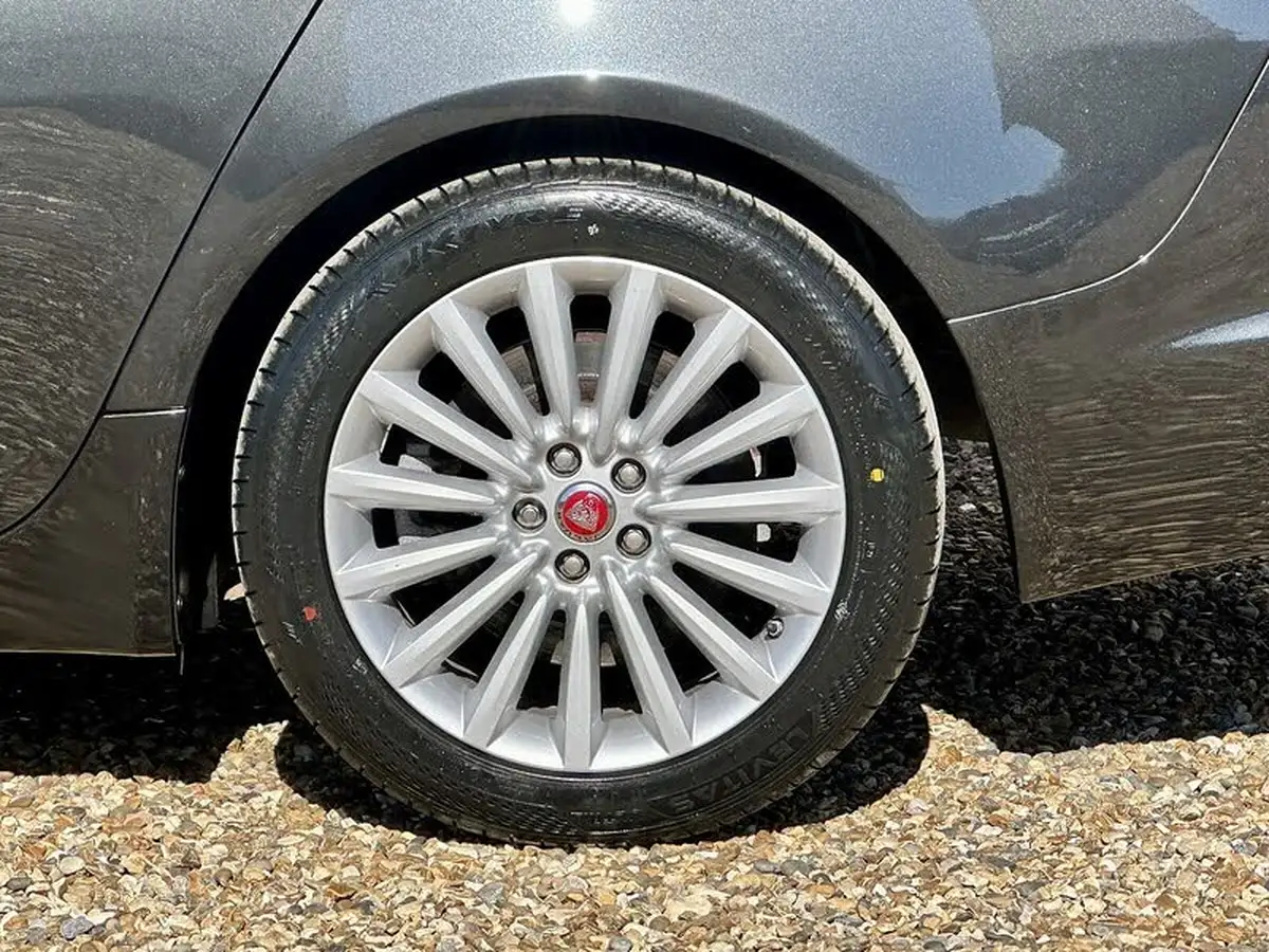 2015-jaguar-xf-22td-luxury-200ps-saloon-4d-big-37