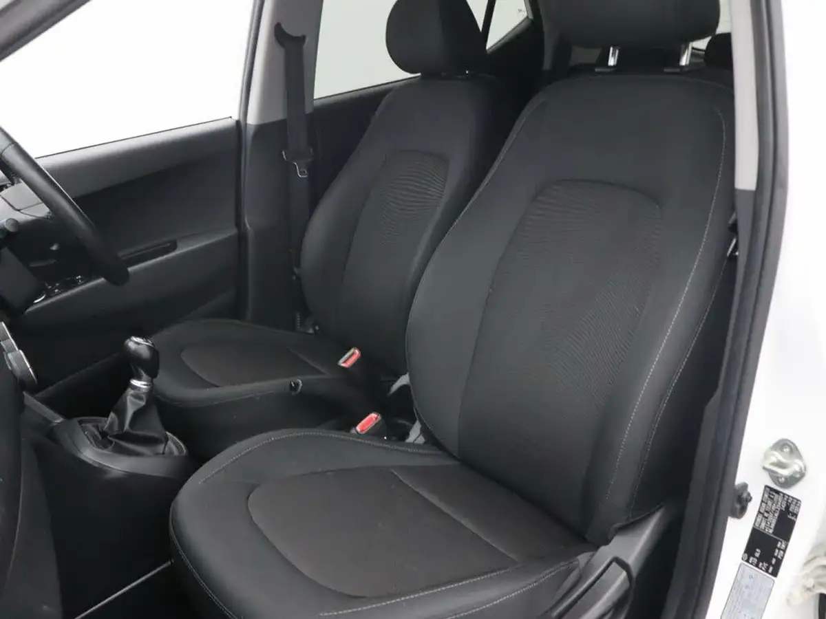 2019-hyundai-i10-10-play-big-23