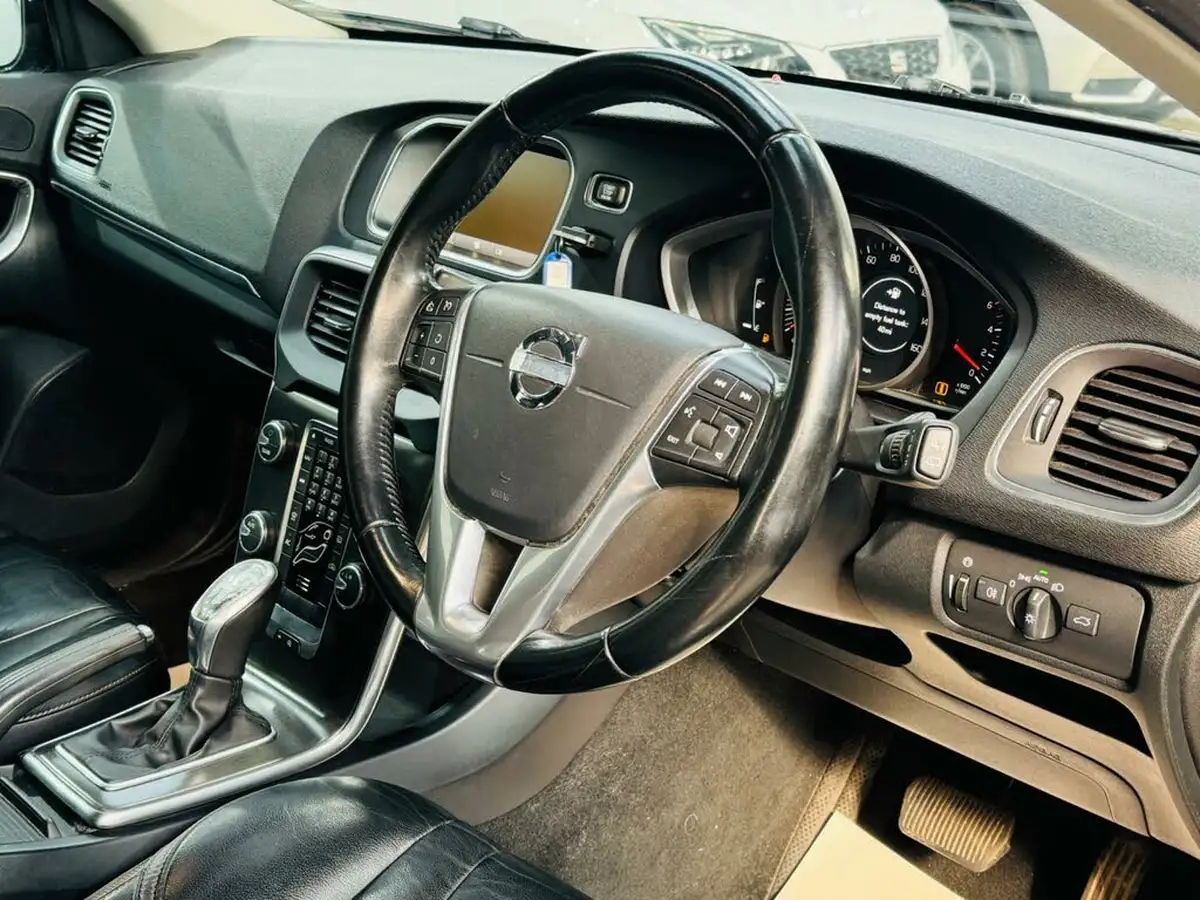 2013-volvo-v40-20td-d3-cross-country-lux-nav-geartronic-big-10